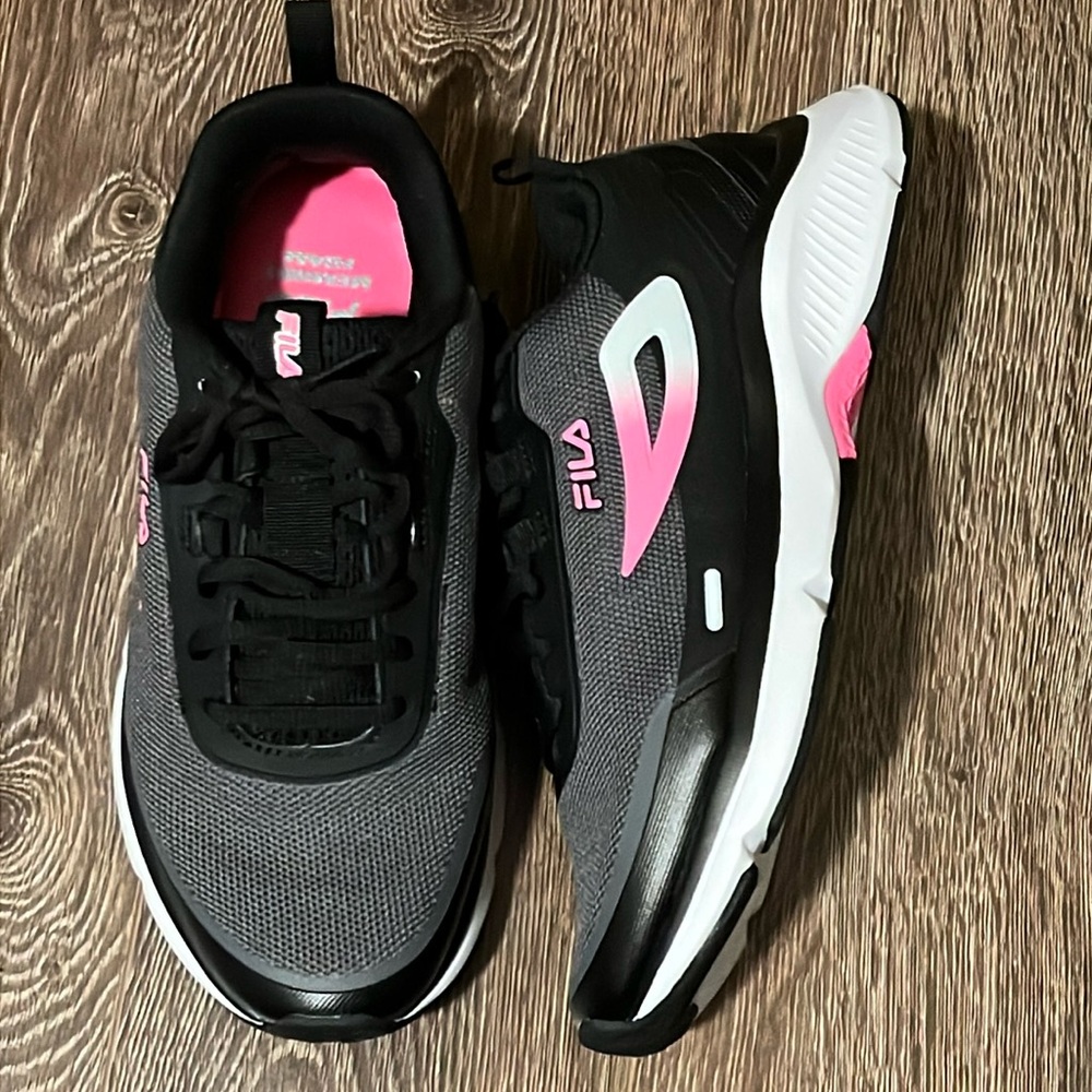 NWOB Fila Trexler Memory Foam Sneakers Women’s 9.5